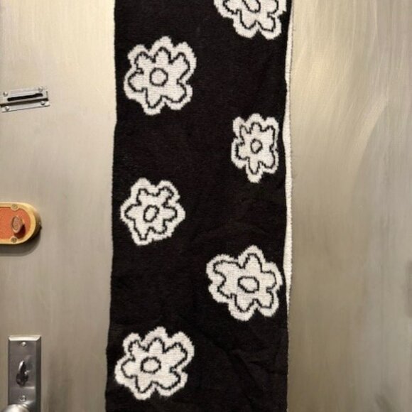Retro Oversized Flower Black & White Scarf – Reversable - Picture 8 of 16